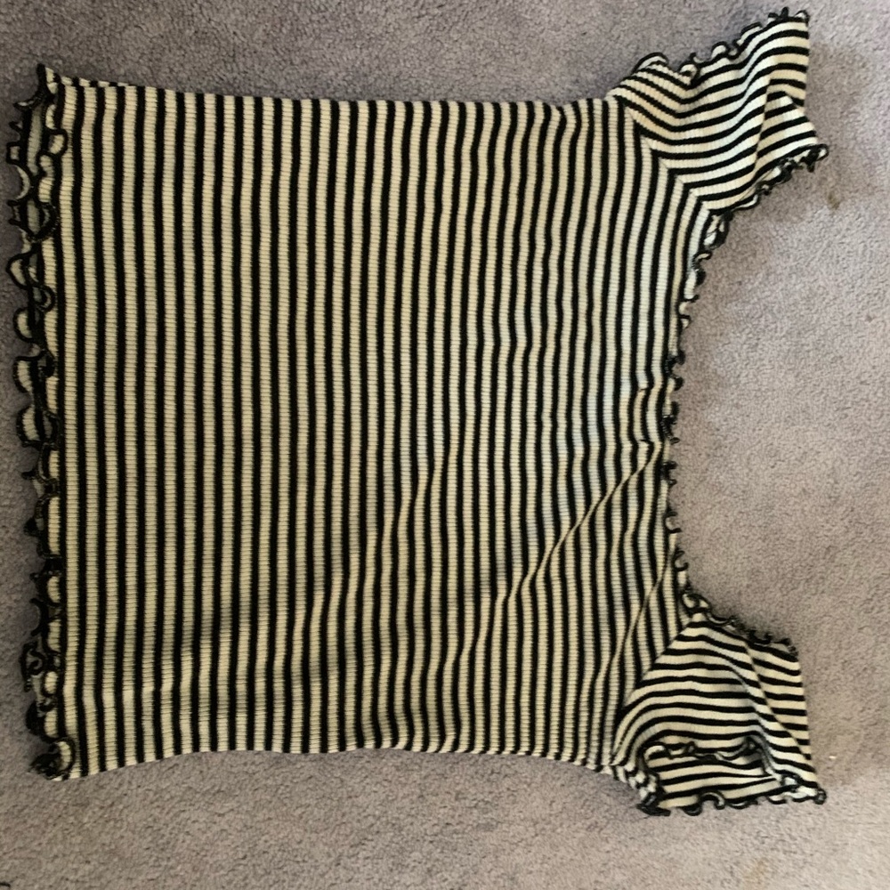 ✨4/$20 Black and white stripped crop top
